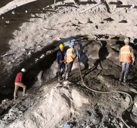 历下拱顶带模注浆料的施工流程及注意事项